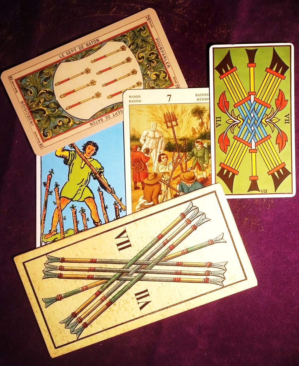 7 DE BASTOS / 7 OF WANDS – TAROT JUAN MATEO